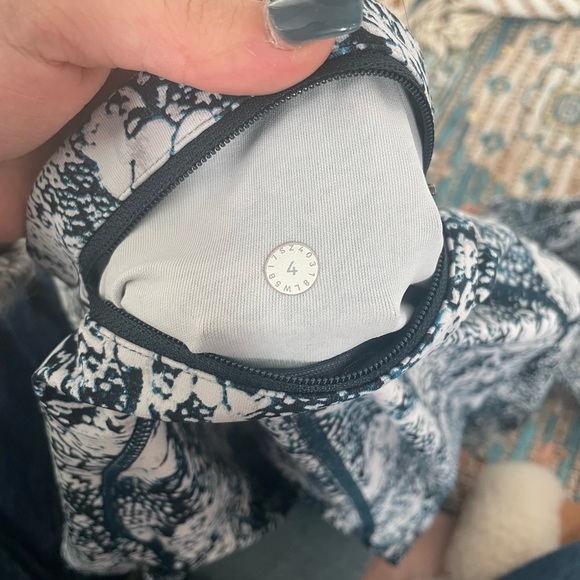 Lululemon leggings size 4 - Picture 3 of 3